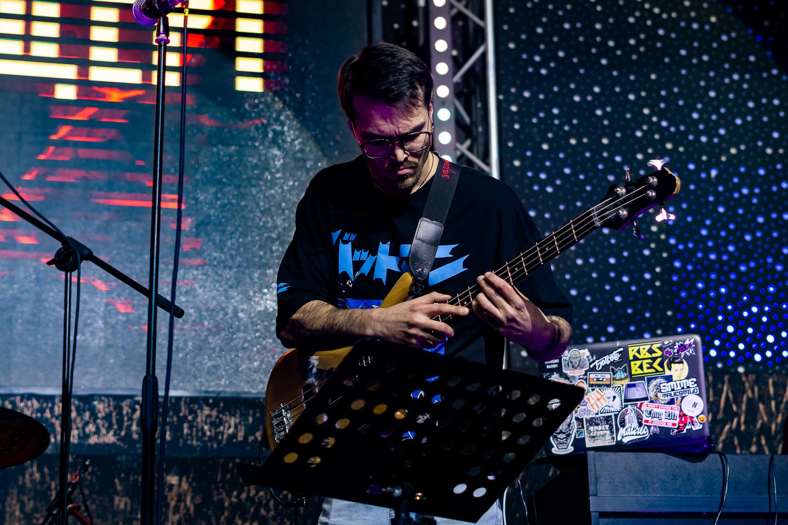 Бас-гитарист группы "Эгоисты" во время "Большого концерта 2"